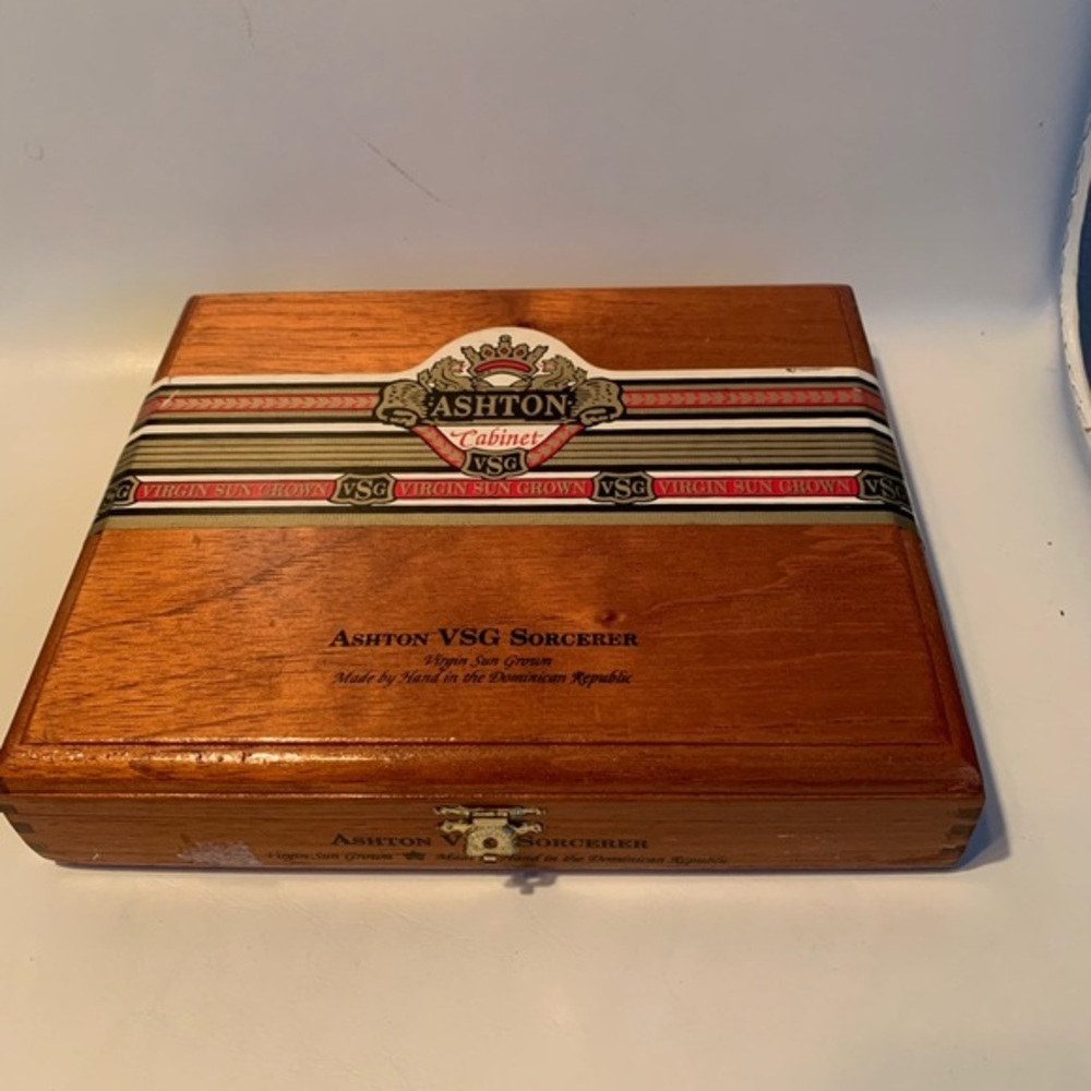 Ashton cigarette box